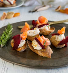 Καναπεδάκια με τυρί κρέμα, αποξηραμένα φρούτα και καπνιστό σολομό