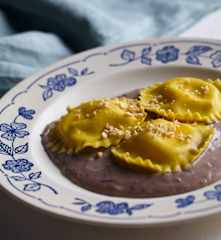 Ravioli di stoccafisso su crema di patate e olive taggiasche
