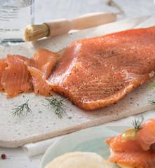 Salmón marinado al vodka con salsa de mostaza y eneldo