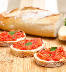 Bruschetta de tomate e manjericão