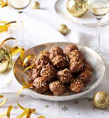 Bombones de mazapán de avellana y naranja