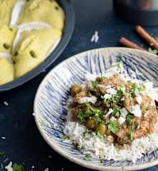Tagine de res, arroz especiado y mini pastel de pistache al vapor.