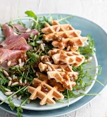 帕瑪森一口鬆餅和生火腿及番茄羅勒醬