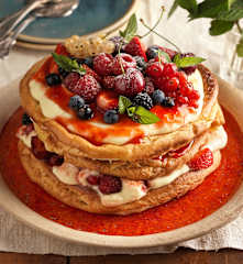 Brandteigtorte mit Vanillecreme und frischen Beeren