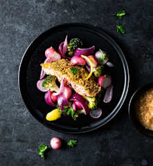 Łosoś w chrupiącej panierce z warzywami i sosem śmietanowo-cytrynowym