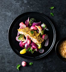 Knuspriger Parmesanlachs mit Gemüse und Zitronensauce