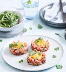 Tatar ze śledzia z kolendrą i mango