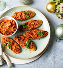 Φρυγανισμένο ψωμί με αλοιφή ψητής πιπεριάς και κάσιους