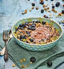 Acai smoothie bowl s banánem a mangem