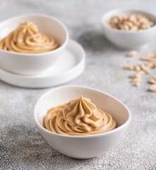 Krem z masłem orzechowym i kajmakiem