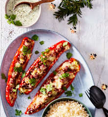 Überbackene Spitzpaprika mit Merguez und Reis