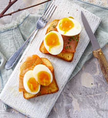 Uova barzotte su pan brioche con salmone affumicato