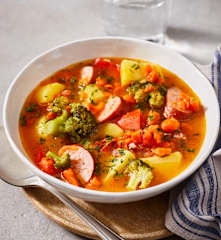 Gulasz warzywny z ziemniakami i kiełbasą