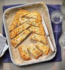 Dört Peynirli Yassı Ekmek