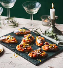 Tostas de rougail a la naranja con sardina ahumada