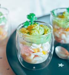 Verrine crabe-ananas, sauce avocat-coco