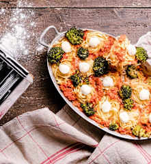Nids de spaghetti, sauce tomate et brocoli