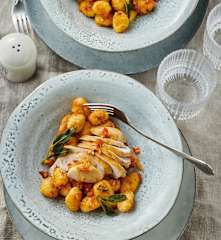 Hähnchenbrust auf Salbeignocchi