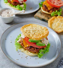 Low-Carb-Burger mit Wolkenbrötchen (Oopsies)