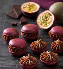 Lila Macarons mit Maracuja-Schokoladen-Ganache