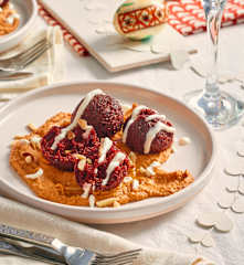 Rote Linsenfalafeln mit Tomaten-Mandel-Hummus