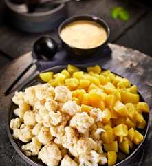 Kartoffeln mit Blumenkohl und Sauce Hollandaise für viele