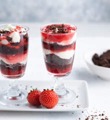 Reducão de frutos vermelhos e crumble de chocolate picante