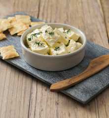 Marynowany ser typu feta