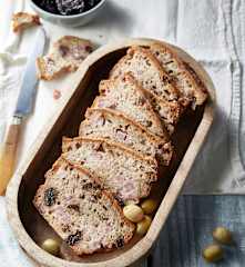 Cake aux olives, jambon et pruneaux