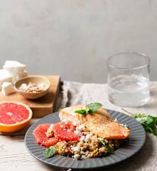 Salmón al horno con ensalada de quinoa
