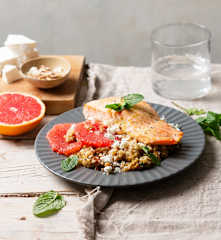 Lachs mit Quinoa und Grapefruit