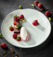 Valentinské čokoládové řezy s malinovým želé a zázvorovým sorbetem