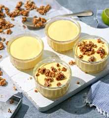 Mango-Mousse mit Sesam-Cashew-Krokant