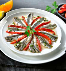 Alici marinate all'arancia e limone con peperoni