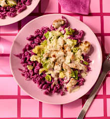 Rote-Bete-Spätzle mit Wirsing-Geschnetzeltem