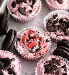 Tartelettes glacées aux fraises et biscuits type Oréo®