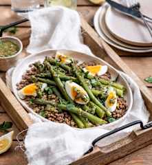 Szparagi z soczewicą i salsą verde