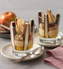 Milchschnittendessert im Glas mit Mandeln