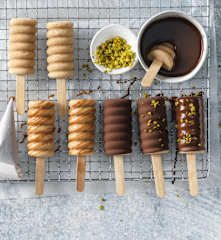 Caffè-Latte-Eislutscher mit Karamell