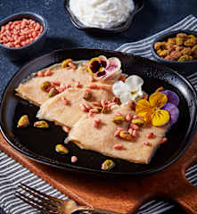 Crepas dulces con piñones, pistaches y especias