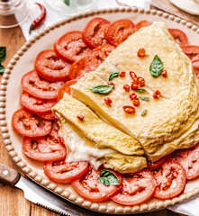 Omelette à la mozzarella et carpaccio de tomates