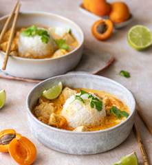 Curry z kurczaka z morelami i ryżem