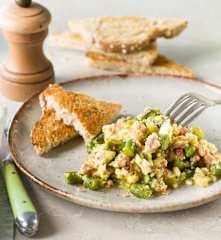 Huevos revueltos con espárragos y beicon para dos