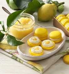Zitronen-Macarons mit Lemon Curd und Joghurt-Ganache