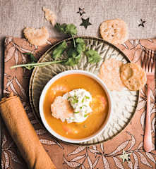 Soupe de crevettes-légumes, crème montée aillée et chips de parmesan