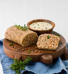 Rolo de carne com maçã e molho de pimenta