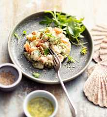 Tartare saumon-saint-jacques et sauce aux herbes