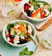 Couscous-Hähnchen-Bowl mit Feta und Paprikadip
