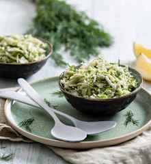 Surówka z kapusty pekińskiej i koperku