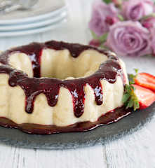 Χαλβάς με σάλτσα μούρων